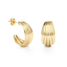 Load image into Gallery viewer, Vintage Ribbed Shell Hoop Earrings.