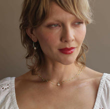 Load image into Gallery viewer, Daisy Enamel Chain Necklace.