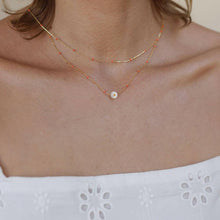Load image into Gallery viewer, Daisy Enamel Chain Necklace.