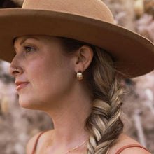 Load image into Gallery viewer, Vintage Ribbed Shell Hoop Earrings.