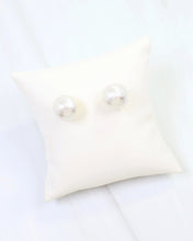 Load image into Gallery viewer, Alina Textured Pearl Stud Earring Cream