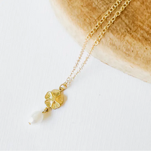 Load image into Gallery viewer, Gold Flower and Pearl necklace.