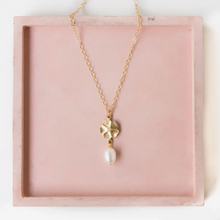 Load image into Gallery viewer, Gold Flower and Pearl necklace.