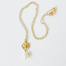 Load image into Gallery viewer, Gold Flower and Pearl necklace.