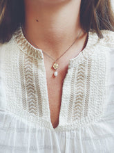 Load image into Gallery viewer, Gold Flower and Pearl necklace.