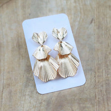 Load image into Gallery viewer, Tiered Gold Shell Earring.
