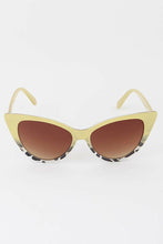 Load image into Gallery viewer, Leo Gradient Cateye Sunglasses.
