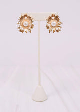 Load image into Gallery viewer, Zacherie Metal &amp; Pearl Earring GOLD.
