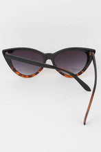 Load image into Gallery viewer, Leo Gradient Cateye Sunglasses.
