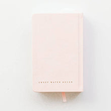 Load image into Gallery viewer, Mom&#39;s One Line A Day Leather Journal - Mother&#39;s Day Gifts
