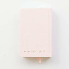 Load image into Gallery viewer, Mom&#39;s One Line A Day Leather Journal - Mother&#39;s Day Gifts.
