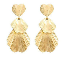 Load image into Gallery viewer, Tiered Gold Shell Earring.
