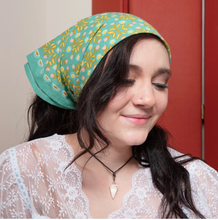 Load image into Gallery viewer, No. 098 Katie Bandana.
