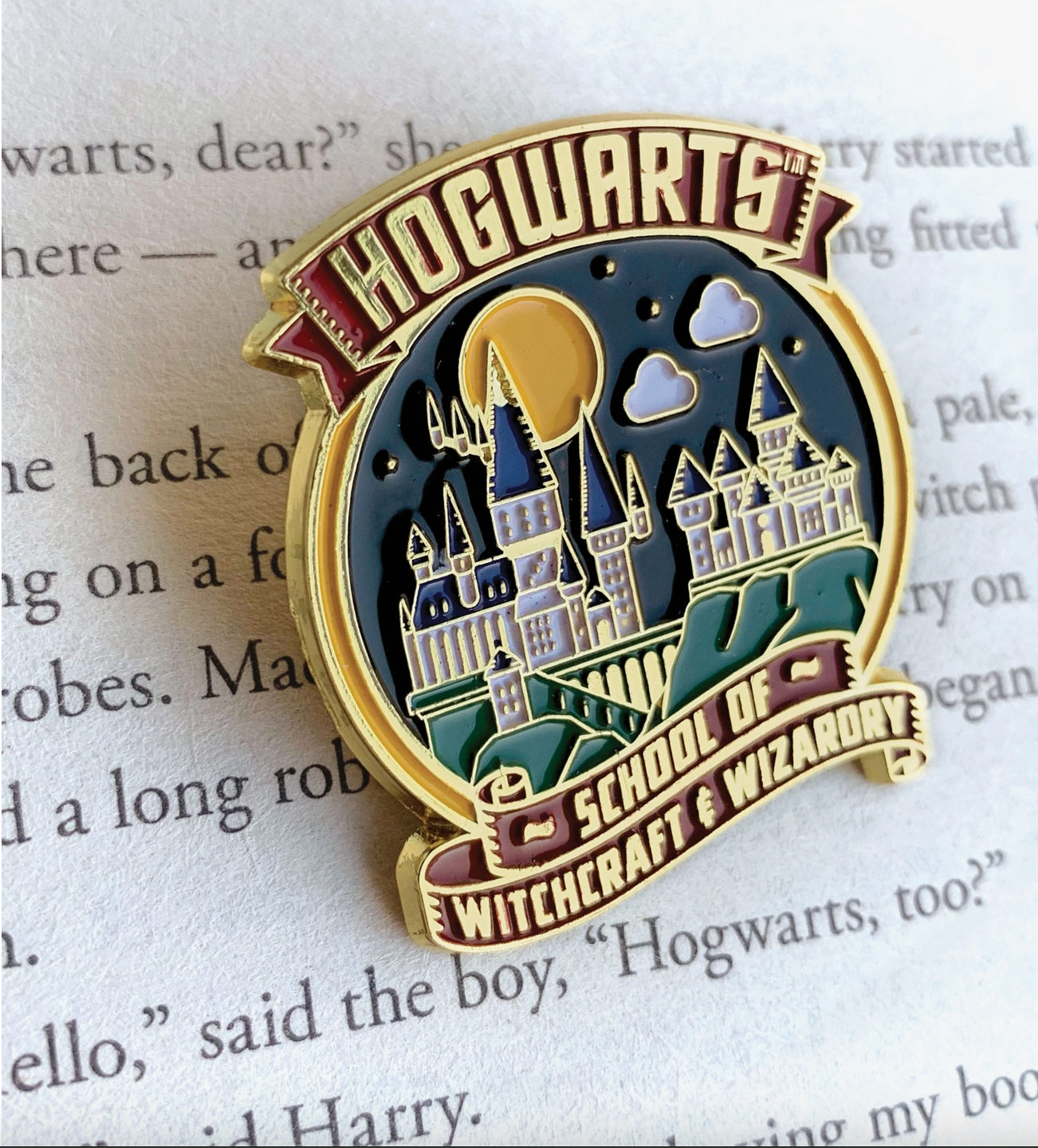 Harry Potter - Hogwarts Enamel Pin.