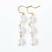 Load image into Gallery viewer, Long Freshwater Pearl Earrings.
