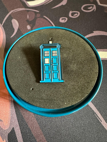 TARDIS Enamel Pin - Time Machine - Doctor Who.