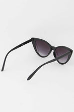 Load image into Gallery viewer, Leo Gradient Cateye Sunglasses.
