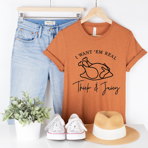 THICK AND JUICY THANKSGIVING GRAPHIC TEE.