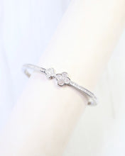 Load image into Gallery viewer, Passaic Clover CZ Hinge Bracelet WR Silver
