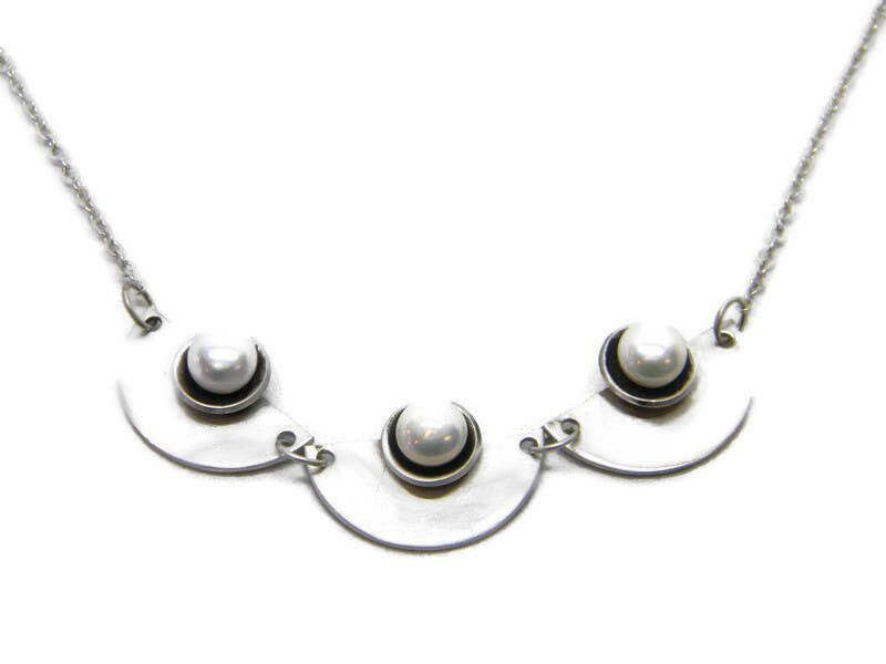 Deco Collection - Tri Pearl Necklace.