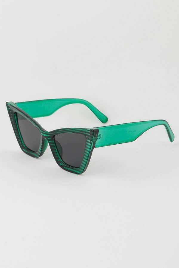 Retro Sharp Cateye Gradient Sunglasses.