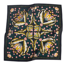 Load image into Gallery viewer, No. 056 Betty Bandana.
