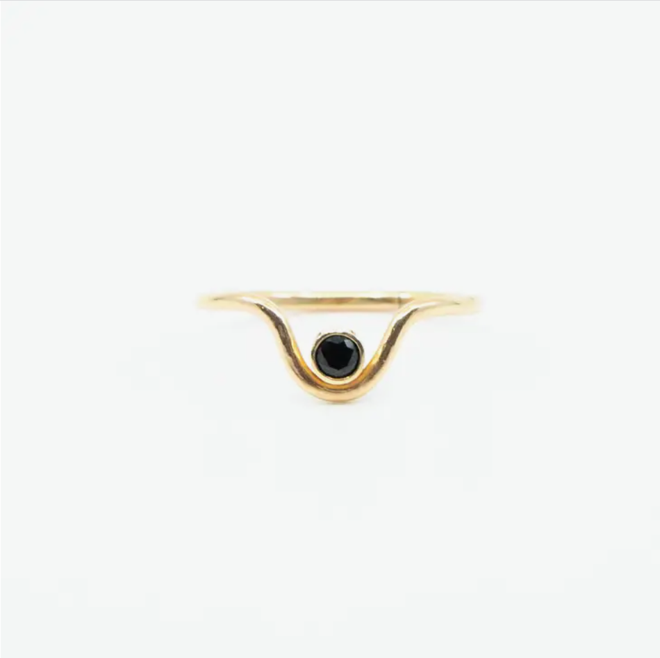 Onyx Curve Ring in Gold