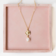 Load image into Gallery viewer, Gold Flower and Pearl necklace
